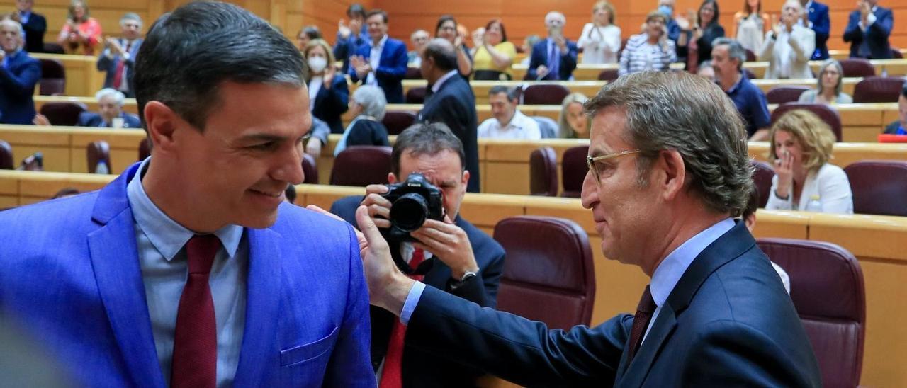 Pedro Sánchez y Alberto Núñez Feijóo, en su último cara a cara en el Senado, hace un mes.