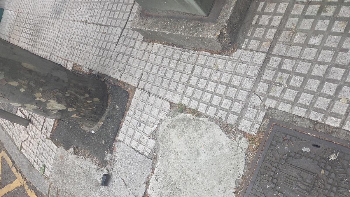 Estado de una de las aceras de Tres Cruces.