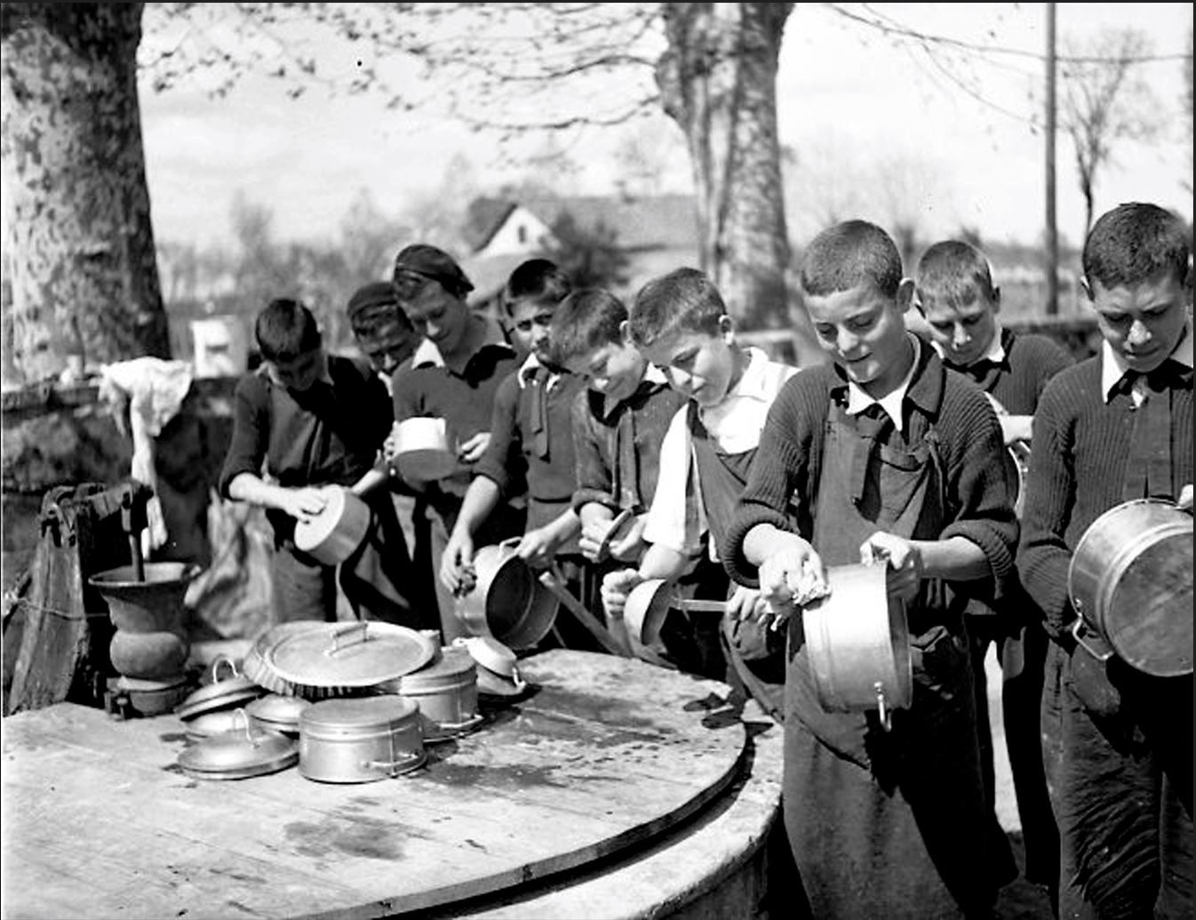 Una colònia infantil no identificada, la primavera del 1940. Seguia el model scout i els infants s'organitzaven en famílies de quinze