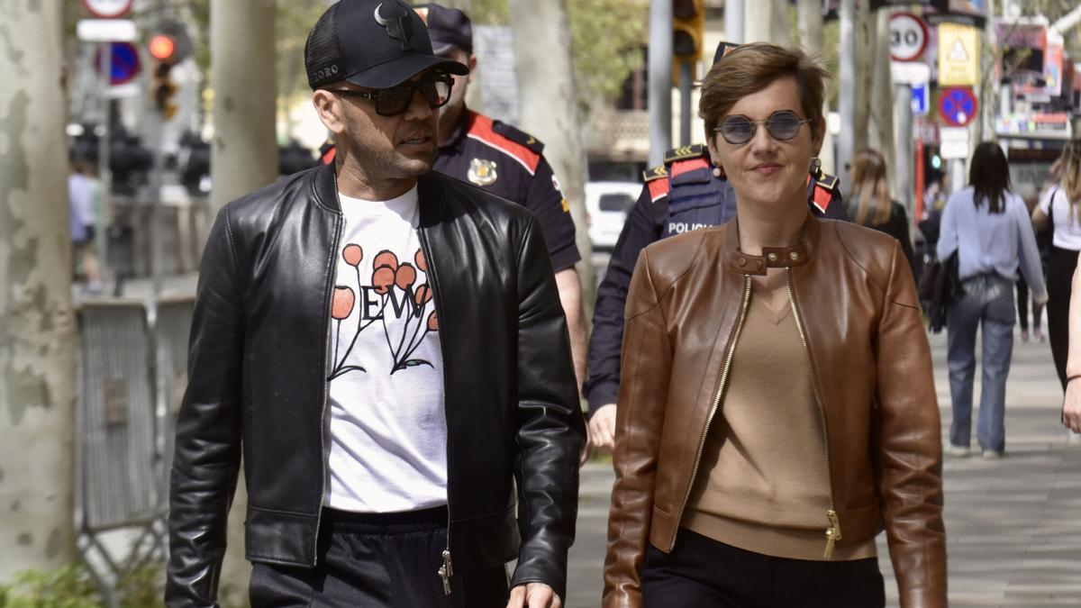 Dani Alves saliendo e Inés Guardiola.