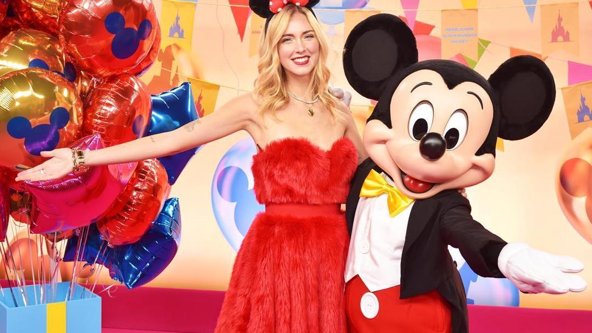 Chiara Ferragni junto a Mickey Mouse