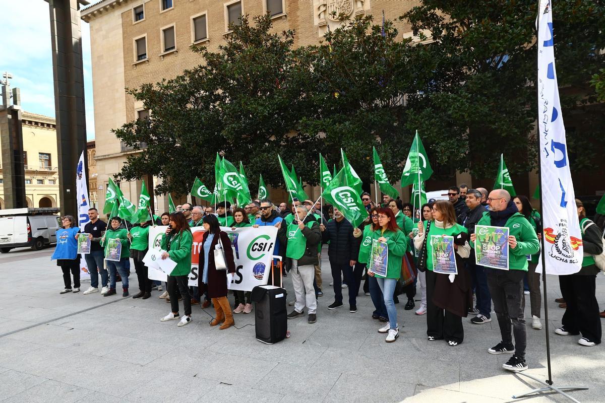 Concentración entre CSIF y Jupol por las agresiones a vigilantes de seguridad y Fuerzas y Cuerpos de Seguridad del Estado, este miércoles por la mañana frente a la Delegación del Gobierno en Aragón.