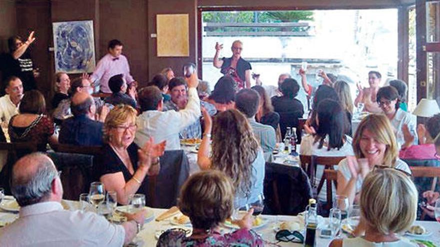 Un momento de la comida homenaje a Joana Colom, funcionaria de la fiscalía jubilada.