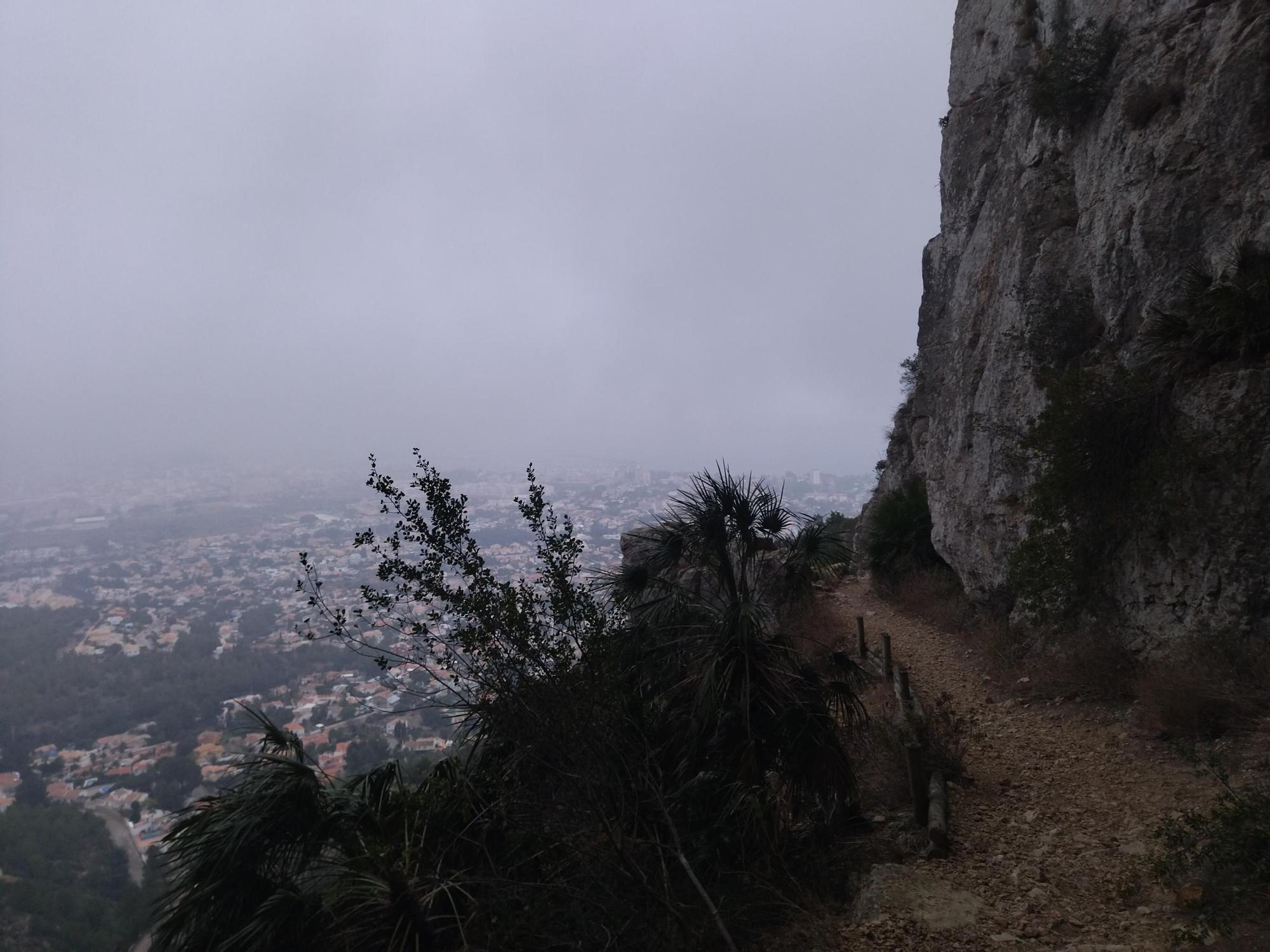 Imágenes: la Dénia brumosa desde el Montgó