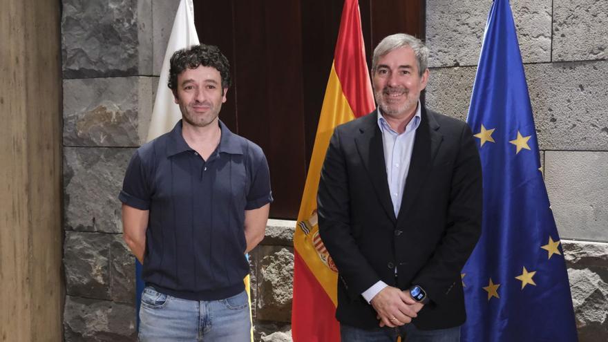 Rodrigo Sorogoyen y Fernando Clavijo durante su encuentro en Tenerife. | | ANDRÉS GUTIÉRREZ TABERNE