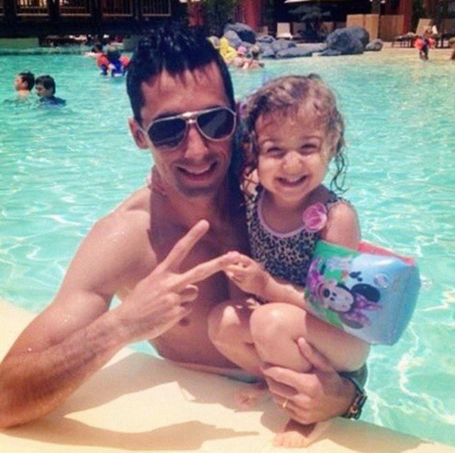 Arbeloa, con su hija Alba en la piscina