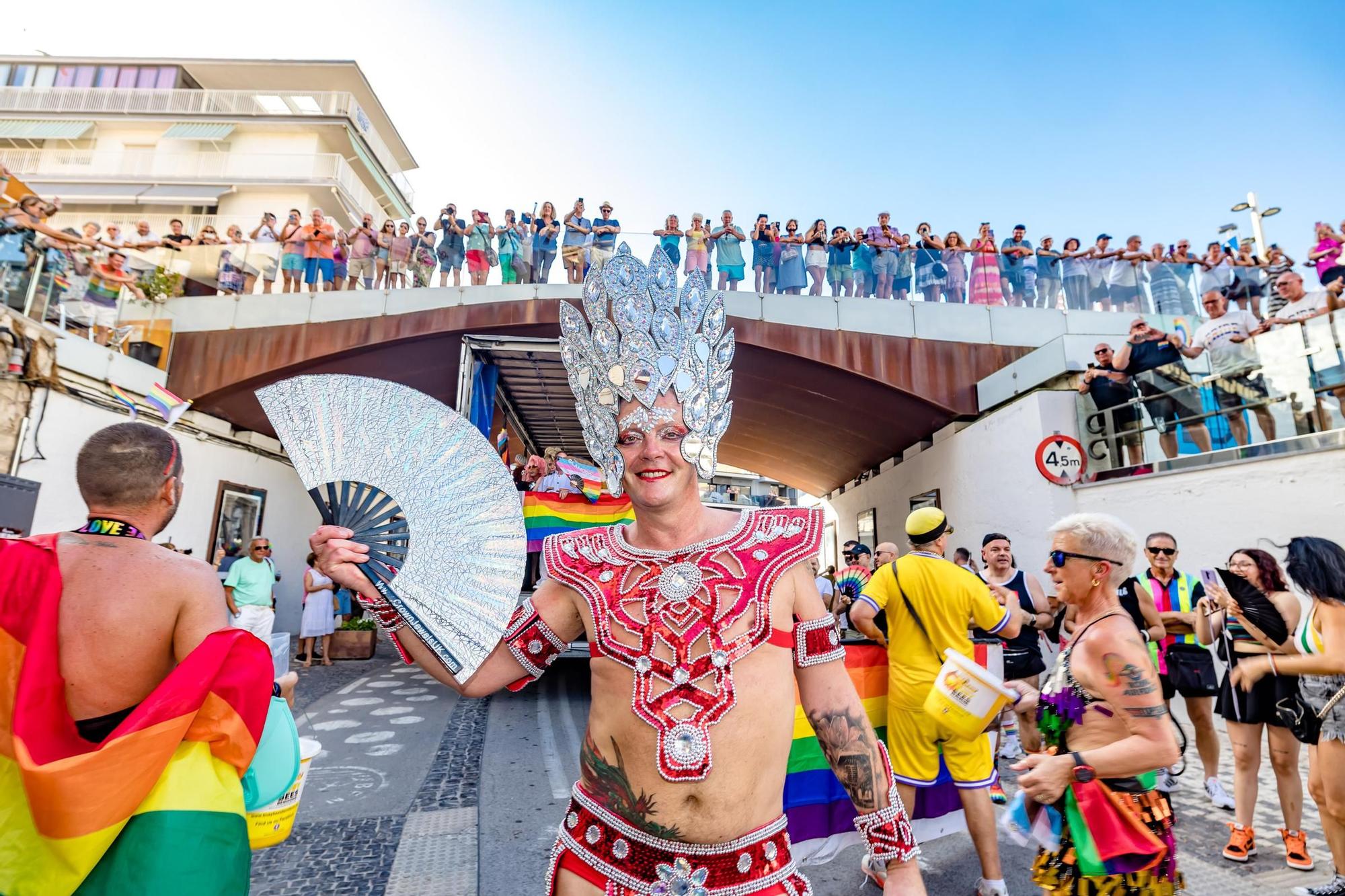 Cientos de personas festejan el Benidorm Pride con un multitudinario desfile y una fiesta en l'Aigüera