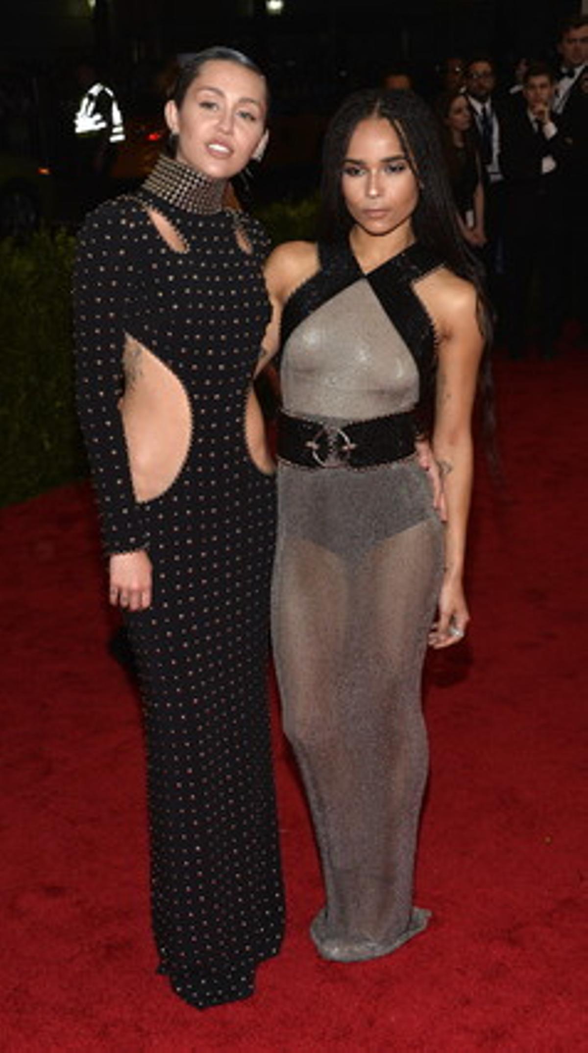 Miley Cyrus (e) va optar per l’estètica punk, poc apropiada per a l’ocasió. A la dreta, una discreta Zoe Kravitz.