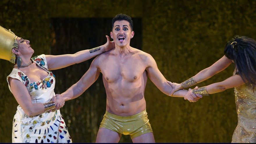 &quot;La corte de Faraón&quot; axunta a Sagi y a Norton en Madrid