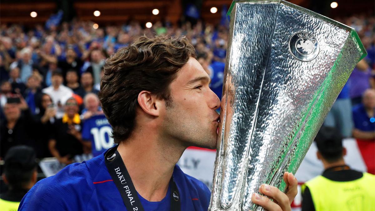 Marcos Alonso besa la Europa League del 2019 ganada con el Chelsea