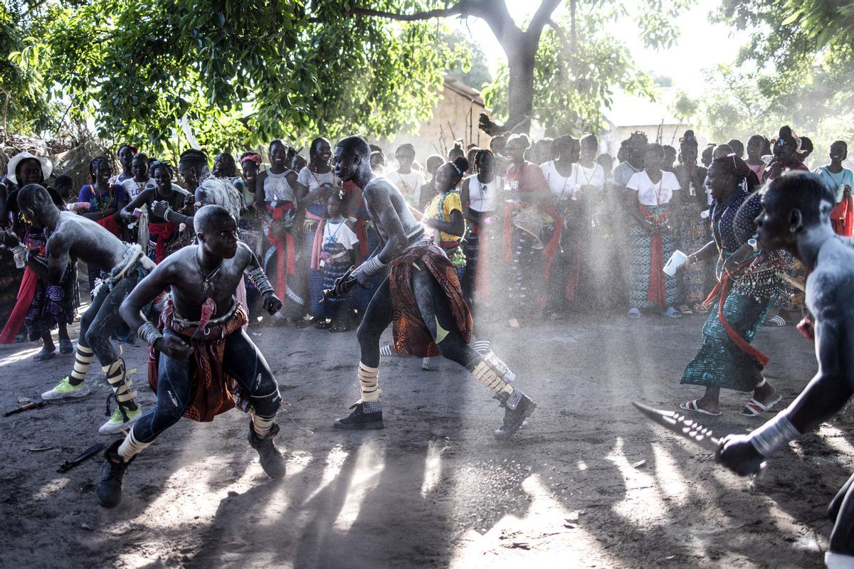 Jóvenes, vestidos con sus trajes tradicionales, asisten a una ceremonia que marca el final del proceso de iniciación anual para hombres jóvenes en Kabrousse, Senegal.