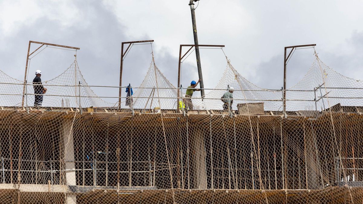 Operarios trabajan en la construcción de uno de los muchos bloques de viviendas que se están impulsando en estos momentos en la capital de la Plana.