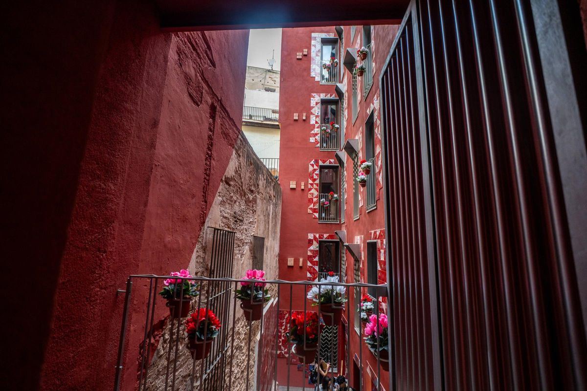 Así ha quedado una finca histórica del Raval rehabilitada como vivienda pública