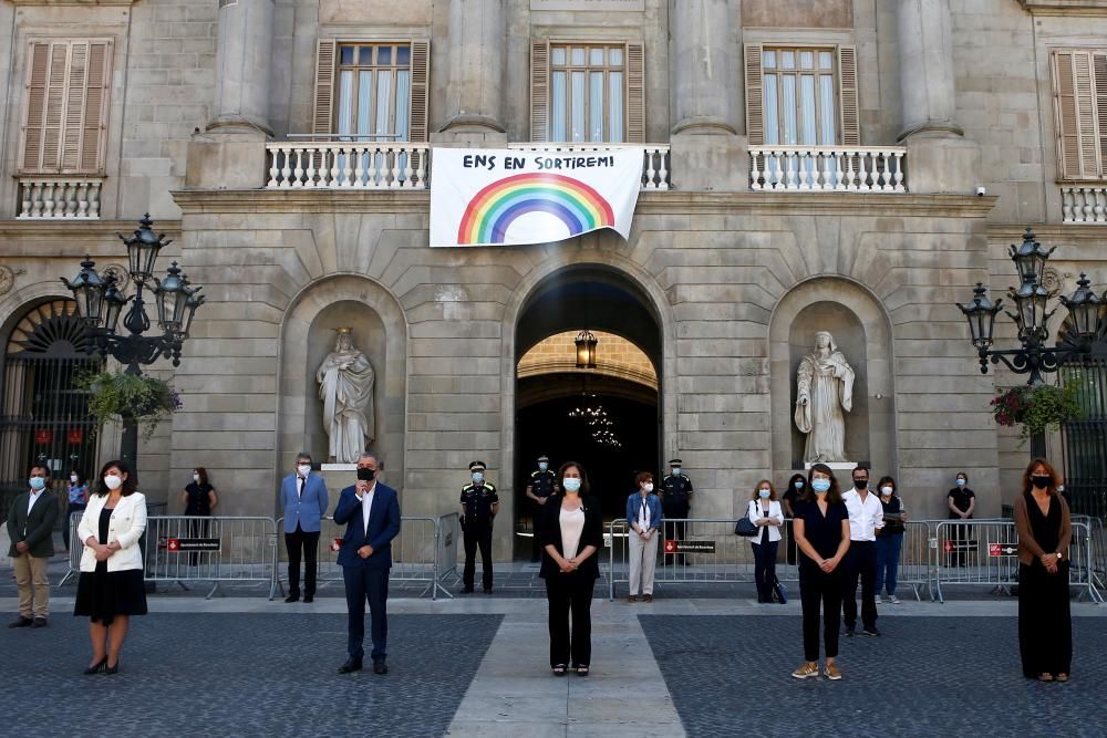 Minuto de silencio de Torra, y su equipo por las ...