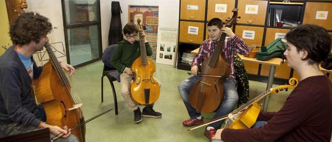 Marc Sunyer, Pelayo García, Aníbal Mortera y Nicolás Marqués, ayer, en el Conservatorio langreano, ensayando con las violas de gamba.