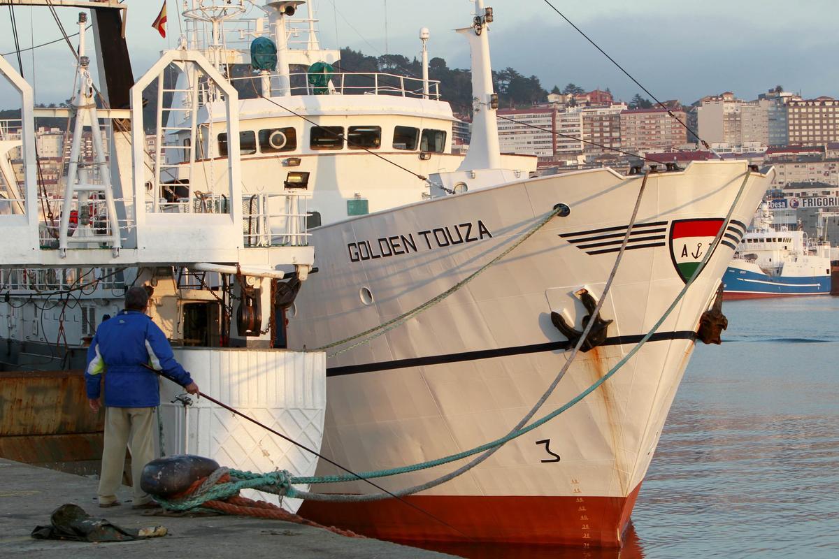 EL"GOLDEN TOUZA", UNO DE LOS 18 BUQUES VIGUESES DE PABELLON MALVINO AFECTADOS POR EL ACUERDO DE MERCOSUR DE IMPEDIR EL ACCESO A SUS PUERTOS DE LOS BUQUES DE BANDERA DE DICHO ARCHIPIELAGO, ATRACADO EN EL PUERTO DE VIGO AL QUE TUVO QUE VOLVER, TRAS AVERIARSE Y NO PODER SER REPARADO EN URUGUAY. BARCO PESQUERO. ISLAS MALVINAS. AMERICA DEL SUR. CONFLICTO DIPLOMATICO. BOICOT. DIPLOMACIA. SOBERANIA