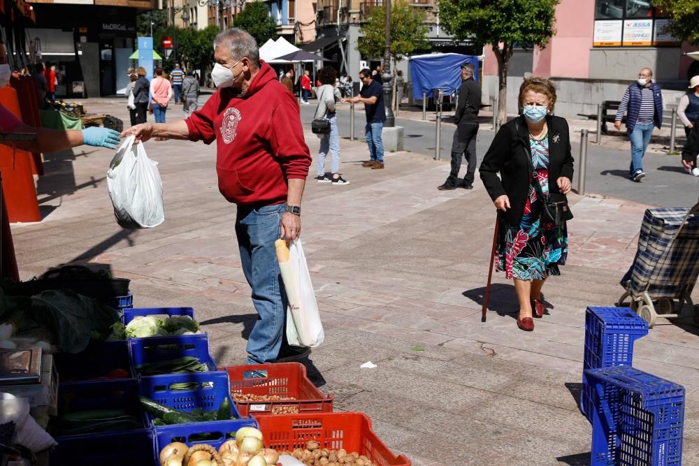 Vuelta del mercado dominical de abastos en Mieres