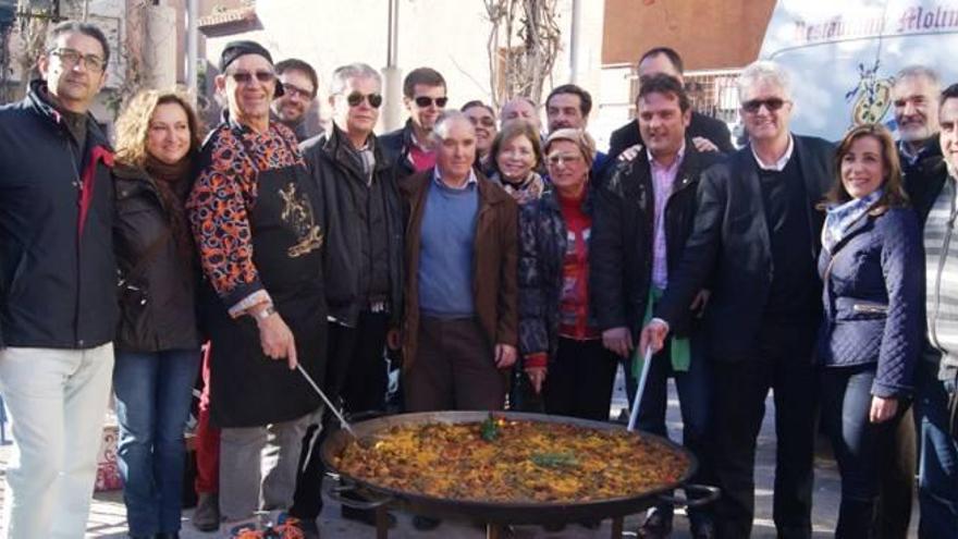 Si ya es habitual que los representantes de los principales partidos políticos tengan una cita anual en Benicàssim en el día de las Paellas, este año, con el compromiso electoral de mayo no iba a ser menos. La alcaldesa de Benicàssim, Susana Marqués, hizo de anfitriona para los diputados, Andrés Martínez y José Pons o el alcalde de Orpesa, Rafael Albert, con las ausencias de Fabra y Moliner. f a. torregrosa Marqués y Martínez, con el director del FIB, Melvin Benn. f a. t. El grupo de Compromís con Nomdedéu, Morera y Ferrando. f a. t. La reina de las fiestas, María Sánchez, y sus damas, pasearon con una charanga. f a. t. Los blogueros especializados en gastronomía y turismo invitados por el consistorio. f a. t. El PSPV reunió a su «gran familia» con personalidades como Joan Lerma y candidatas ya proclamadas como Amparo Marco. f a. t.