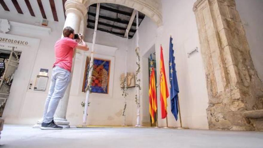 La zona apuntalada en el patio del Ayuntamiento.