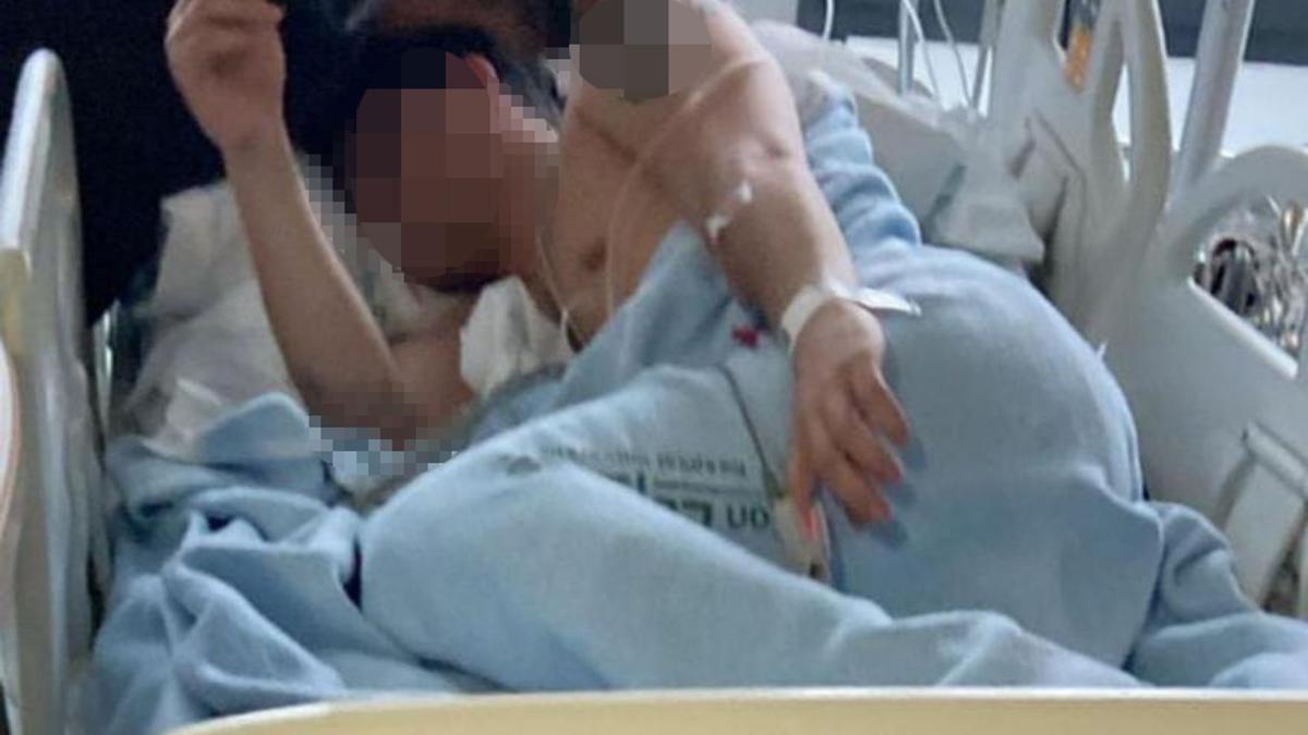 El joven agredido, junto a su madre, cuando estaba ingresado en la UCI de Son Espases. | DM