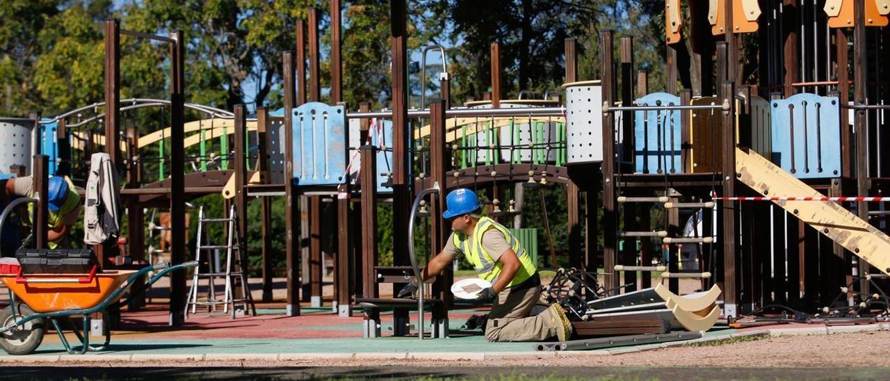 Un obrero trabaja en la reforma de la Ciudad de los Niños, en una imagen de archivo.