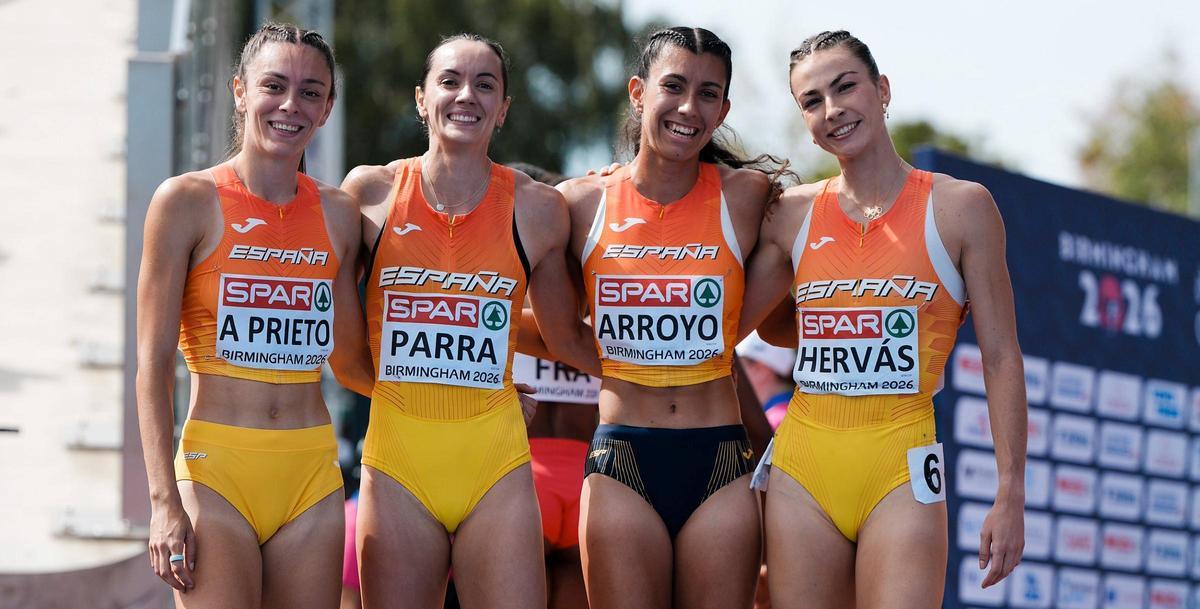 Ana Prieto, Herminia Parra, Rocío Arroyo y Blanca Hervás, tras participar en las semifinales del relevo 4x400 femenino.