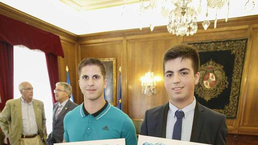 Juan José Flórez (a la derecha) y Adrián García, con sus diplomas, ayer, en Avilés.