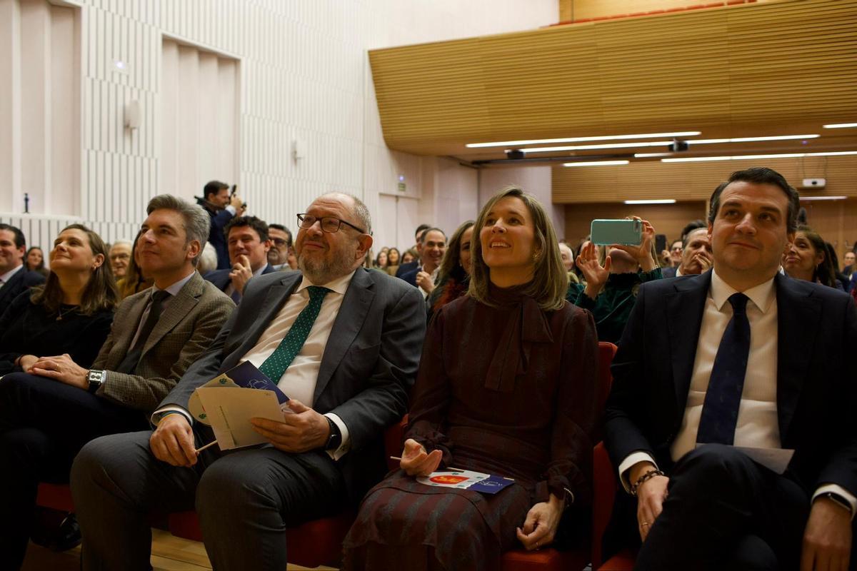 El alcalde, José María Bellido (d), junto al rector, Manuel Torralbo y el diputado, Andrés Lorite, durante el acto.
