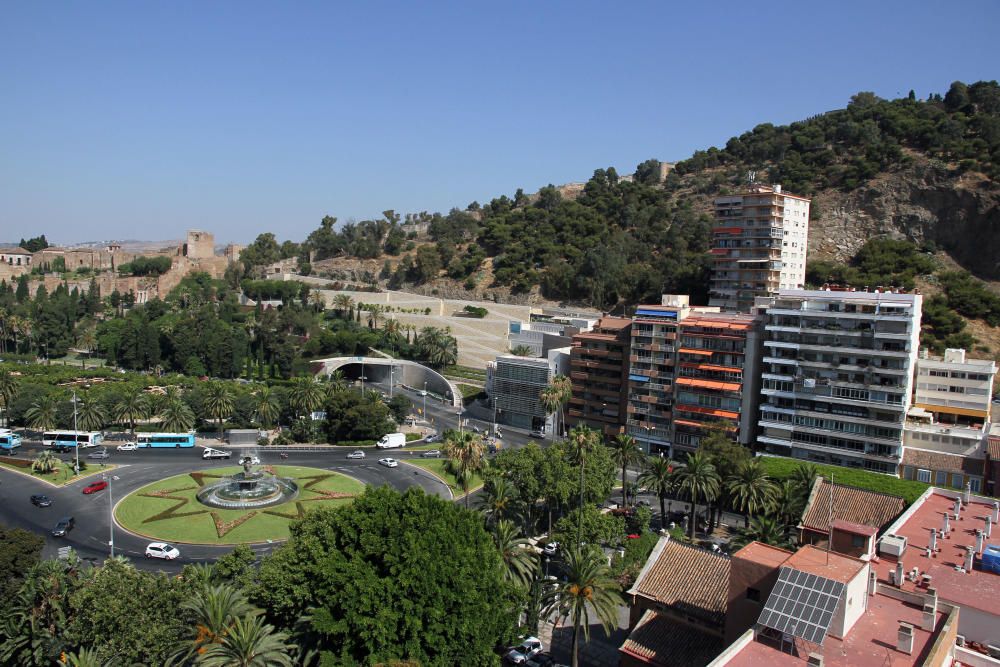 Apartamentos Maestranza La terraza de estos apartamentos de la Malagueta nos desvelan una Málaga de postal, con la nueva zona del Palmeral de las Sorpresas, el Parque, la Alcazaba...