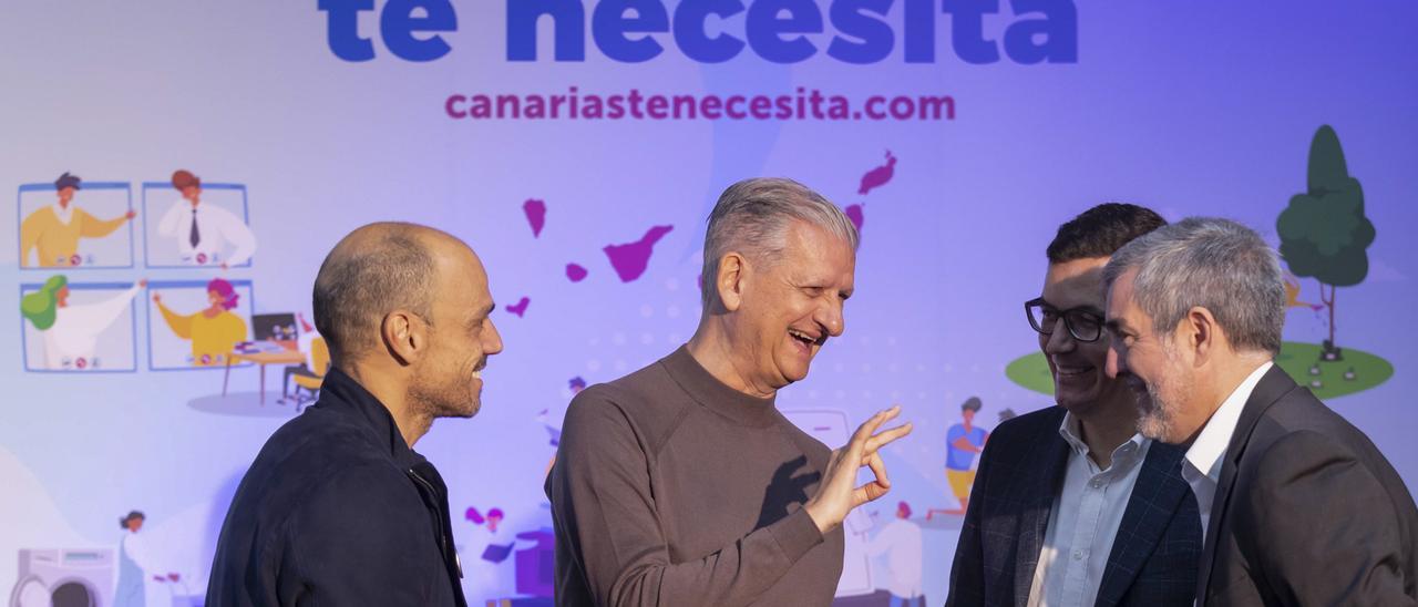 El secretario general de CC, Fernando Clavijo (d), conversa con Pablo Rodríguez  (2d),  Francisco Linares (centro) y Alfonso Cabello,  en un acto electoral.