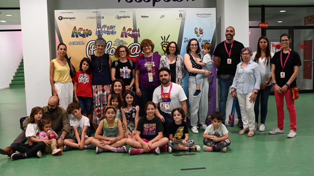 Padres, madres, niños y abuelos, con los organizadores, de Fundación Triángulo, en el Centro Joven de Badajoz.