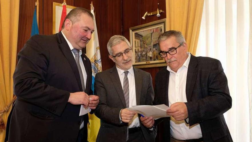 Ramón Argüelles, Gaspar Llamazares y Aníbal Vázquez, ayer, en el despacho del regidor mierense.