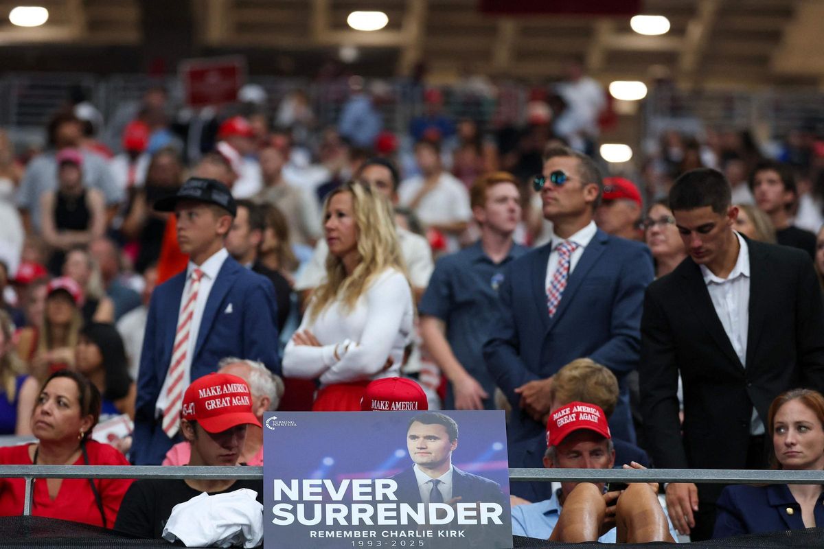 Asistentes se reúnen en las gradas antes del servicio conmemorativo del activista político Charlie Kirk en el State Farm Stadium, el 21 de septiembre de 2025 en Glendale, Arizona.