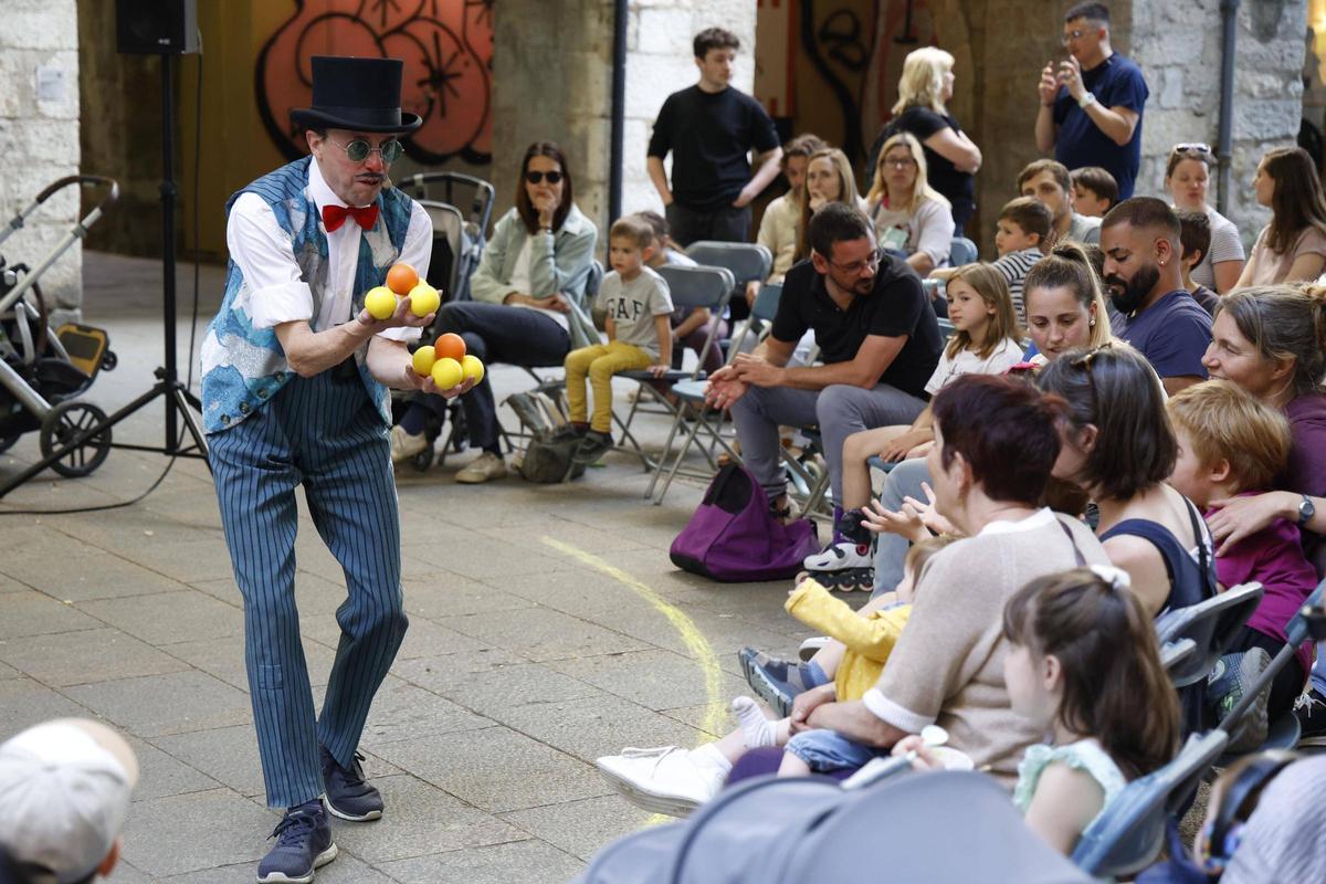 Fotos de les Festes de Primavera, amb espectacles de circ i la trobada de sacaires