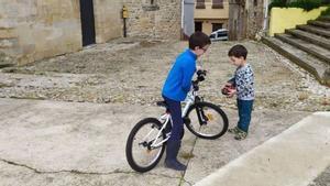 Dos niños juegan en una calle de Herbers, en Els Ports.