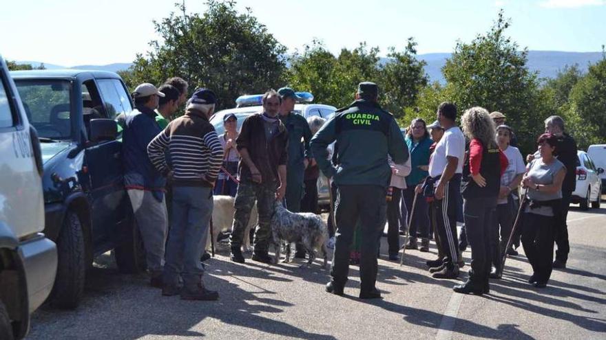 Los agentes instruyen a los vecinos que han colaborado voluntariamente en la búsqueda.