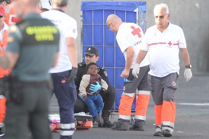 Mogán. Llegada patera Arguineguín.  | 18/12/2019 | Fotógrafo: José Carlos Guerra