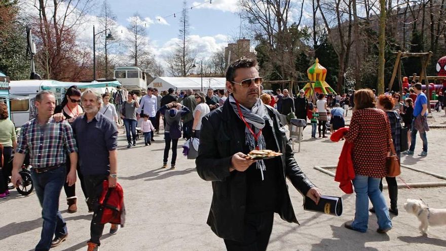 Multitudinario evento de &quot;food trucks&quot; en el parque de Isabel la Católica.