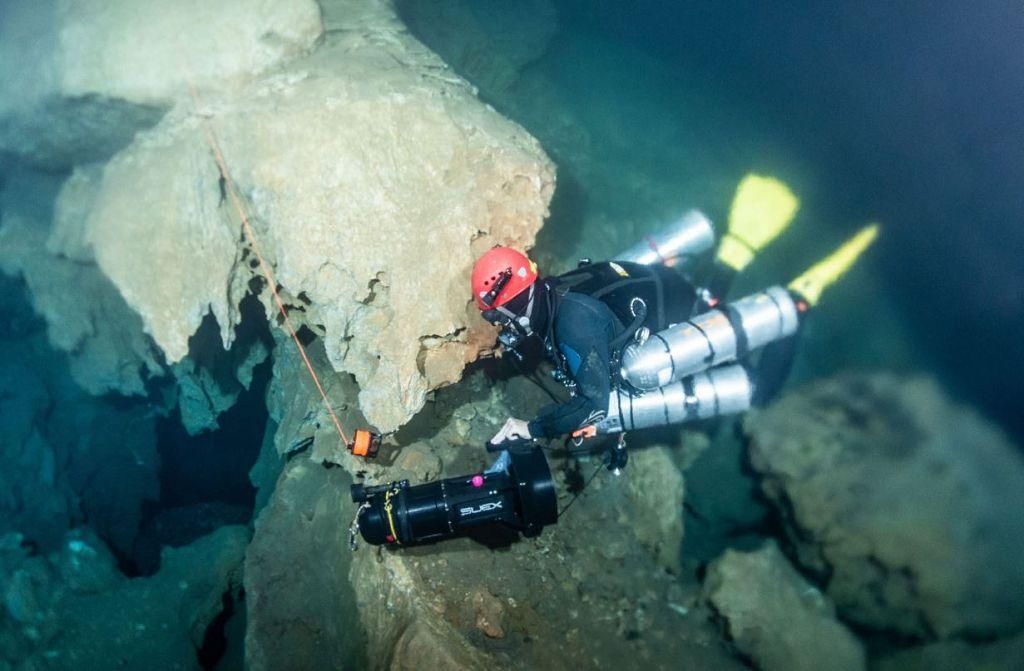 Buceadores en la Cueva del Agua, Isla Plana
