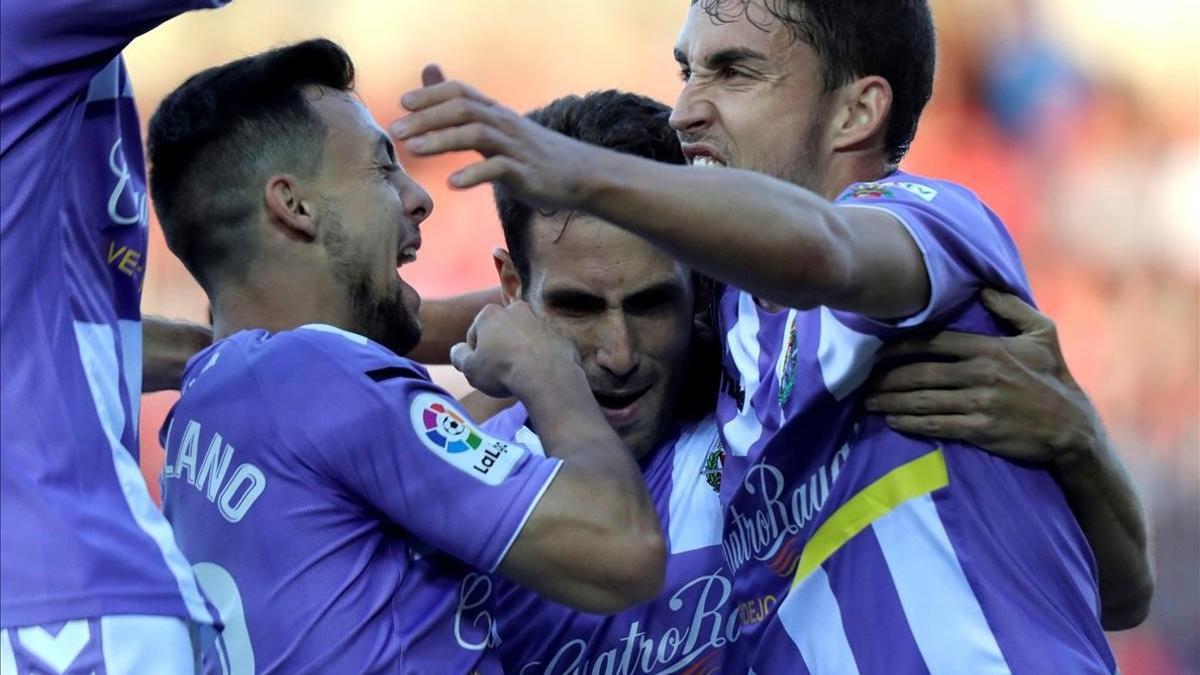 El defensa del Valladolid, Kiko Olivas, celebra su gol en el estadio de Los Pajaritos