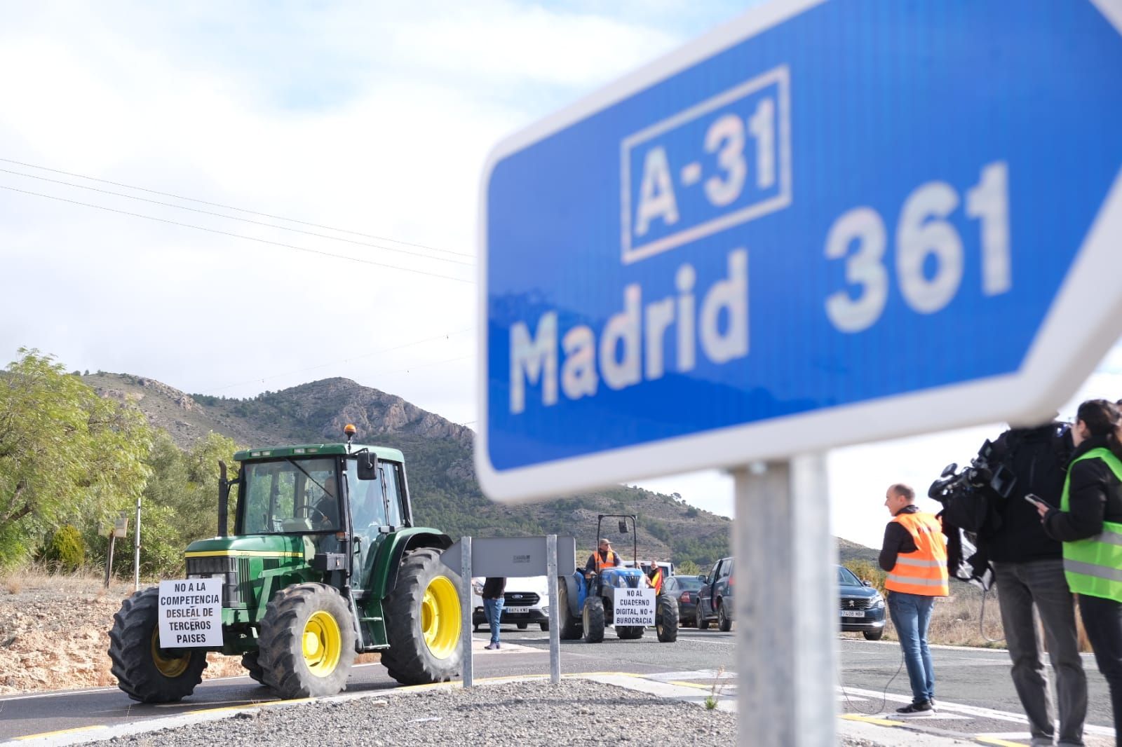 Los agricultores se concentran en tres comarcas de la provincia de Alicante en una tractorada por carreteras secundarias