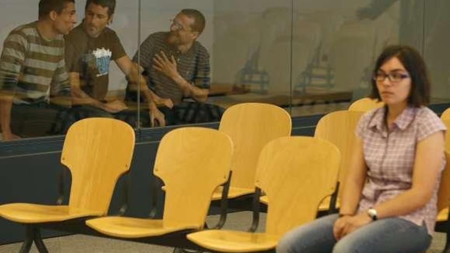 Rodríguez, Santos Pérez y Vigo, junto a Osorio durante el juicio. / efe