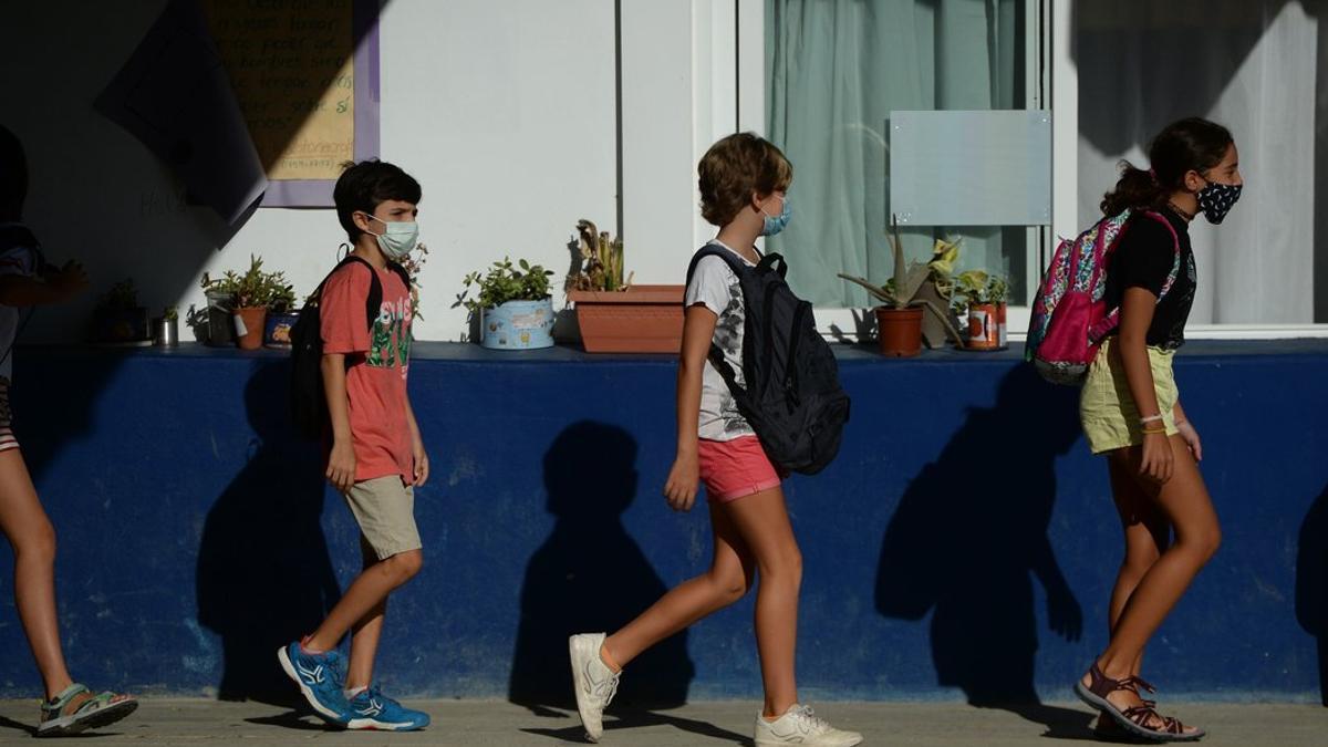 Un grupo de niños llega al colegio en Mairena del Aljarafe (Sevilla).