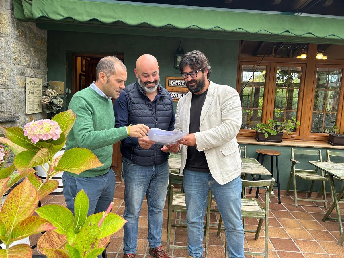 Los tres alcaldes, ayer, durante la comida