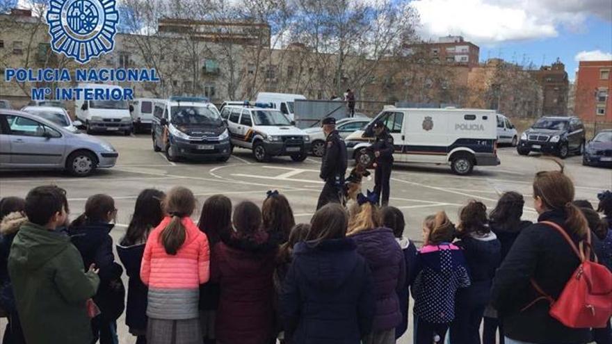 alumnos del santo Ángel visitan la comisaría