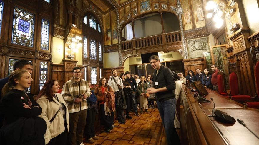 Un grupo de visitantes, ayer, en la Junta General.    | MIKI LÓPEZ