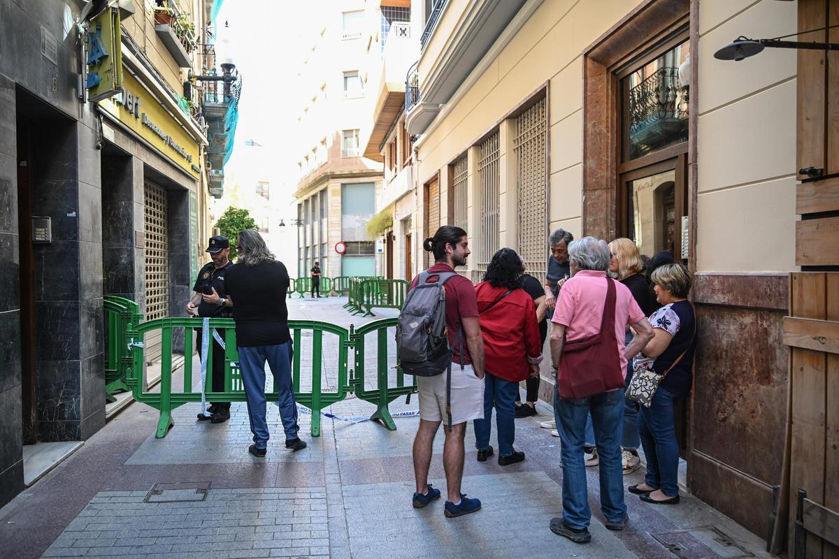 Vecinos desalojados junto al edificio de la Banca Peral