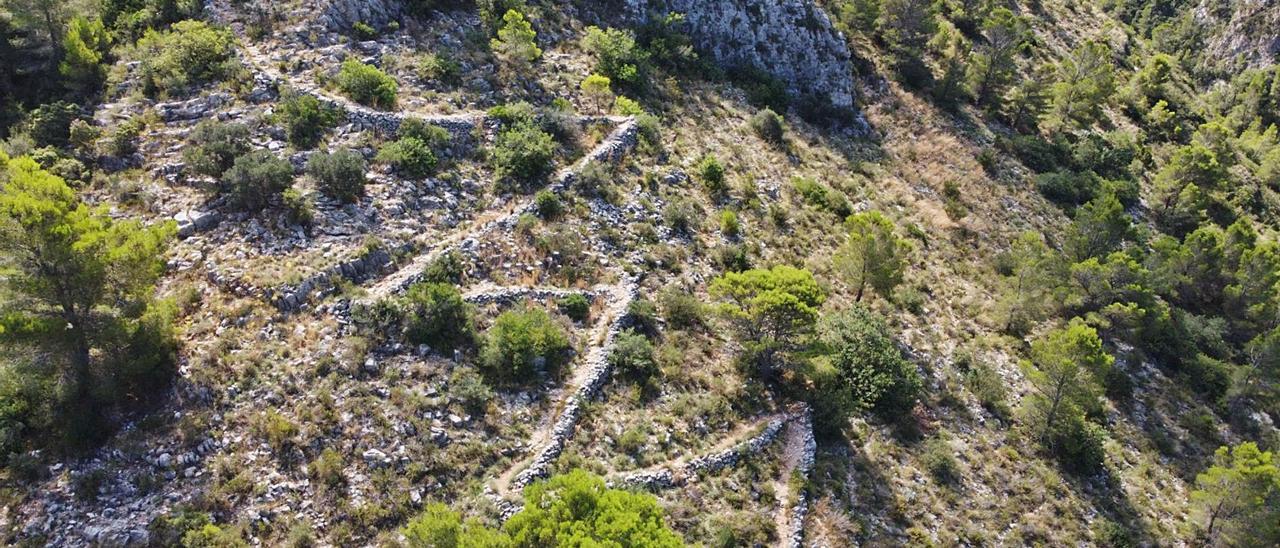 Senda en una de las montañas de Tavernes de la Valldigna realizada mediante la técnica de piedra seca. | INTELIGENCIA CLIMÁTICA S.L