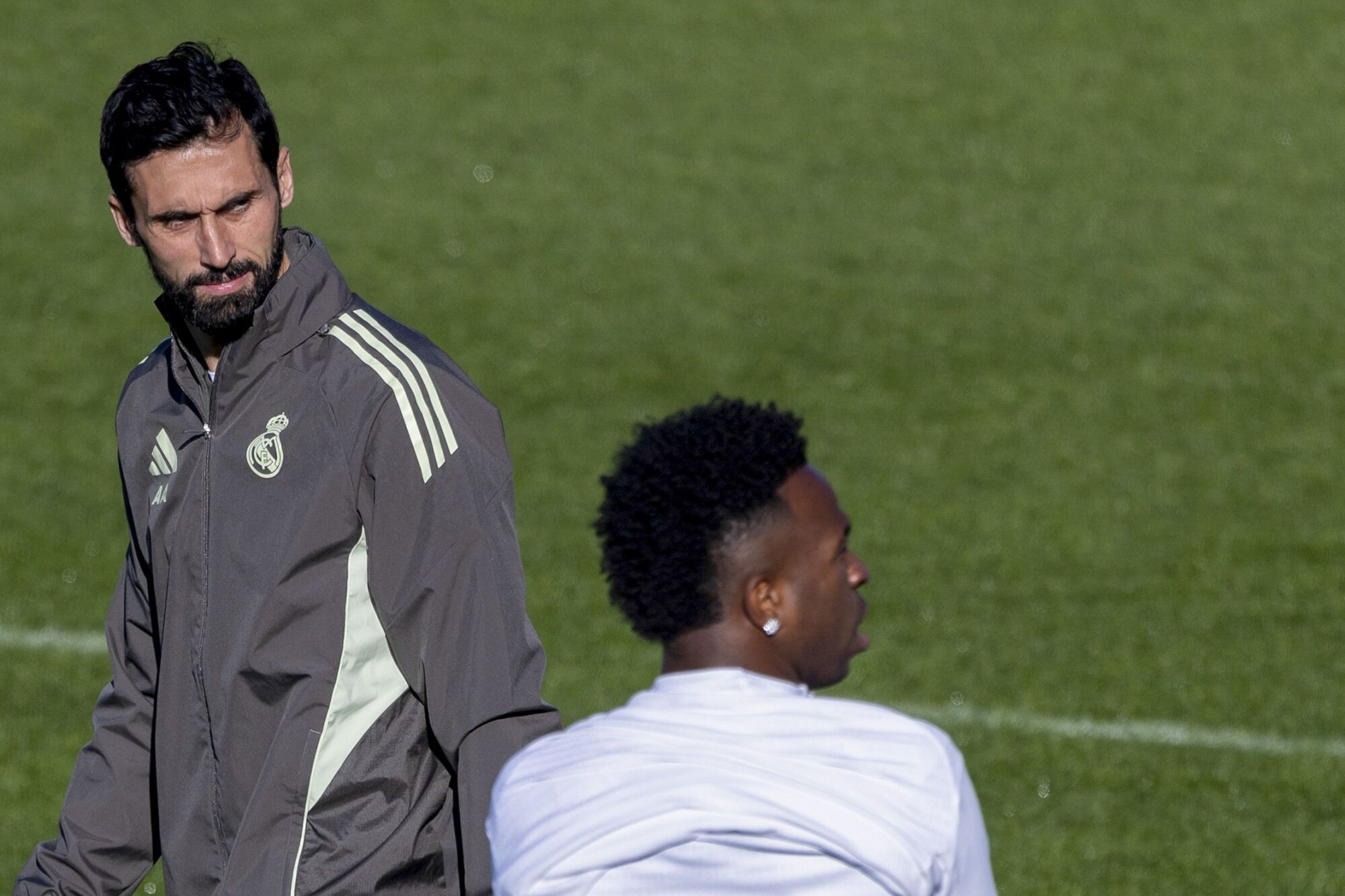 Arbeloa blinda a Vinicius contra "las pitadas que debilitan": "Va a estar en el campo siempre que esté disponible"