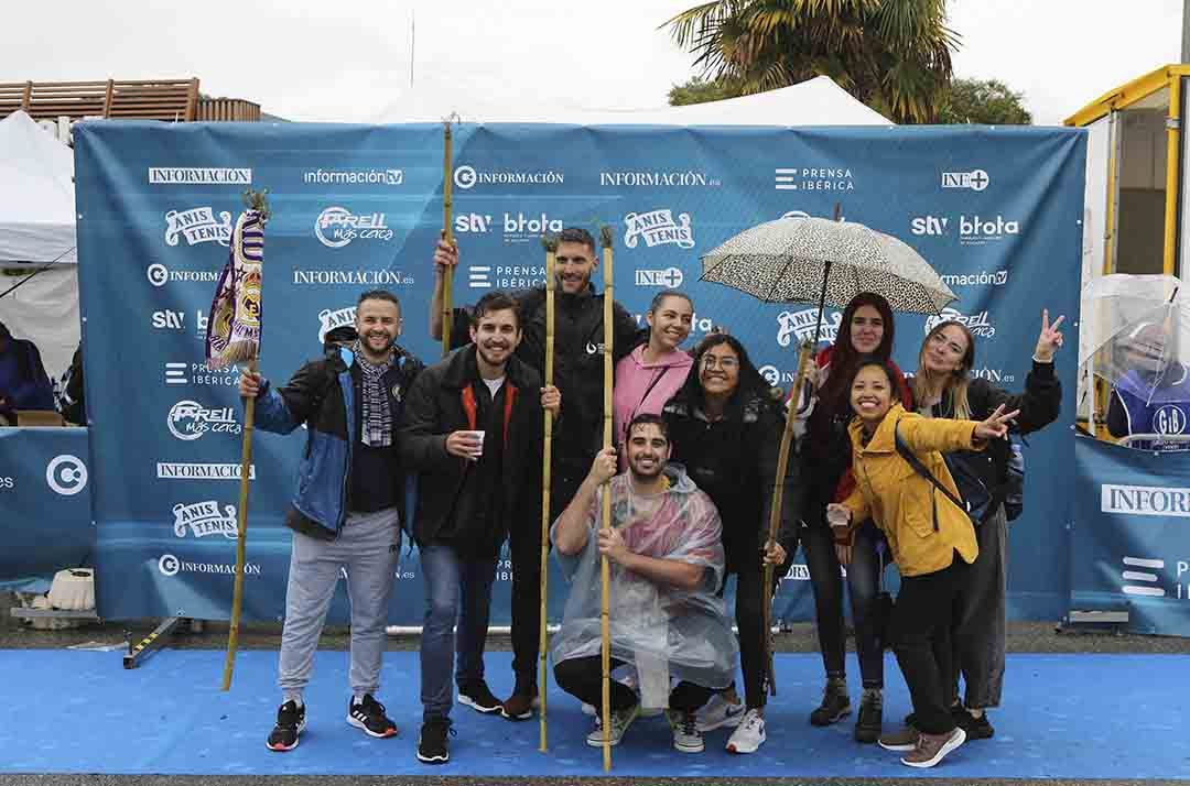 Santa Faz 2022: Numerosos participantes en la romería se fotografían en el photocall de Información